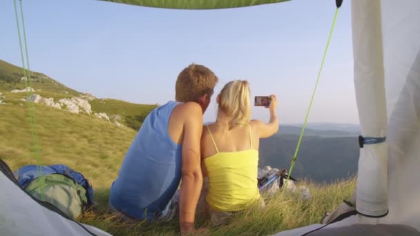 가까이 서: 산 속에서의 재미있는 여름휴가중에 셀카를 마시고 있는 등산객 부부. — 비디오