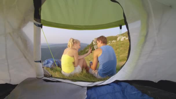 MOTION LENT : Femme gaie montre son smartphone à son petit ami ennuyé . — Video