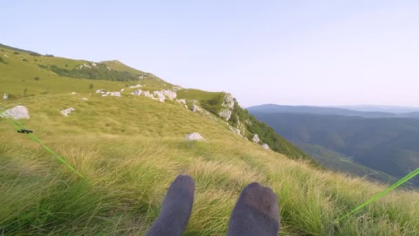 POV : Les jeunes hommes et femmes qui font de la randonnée dans les Alpes se reposent dans leur tente pop up . — Video