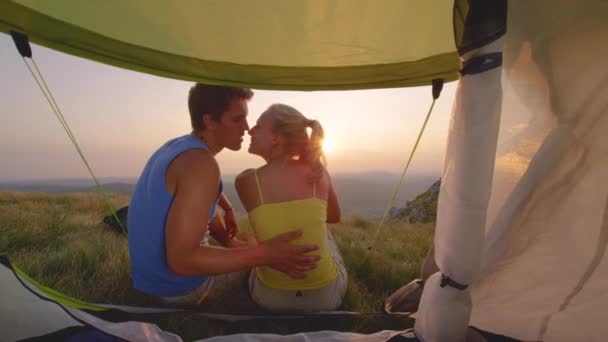 Slow Motion: Çadırlarının yanında oturan sevimli genç turist çifti öpüyor. — Stok video