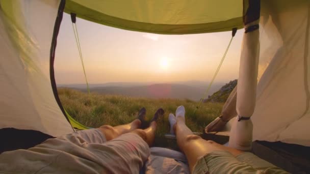 スローモーション:夏のハイキング旅行の男性と女性はリラックスして日の出を見る. — ストック動画