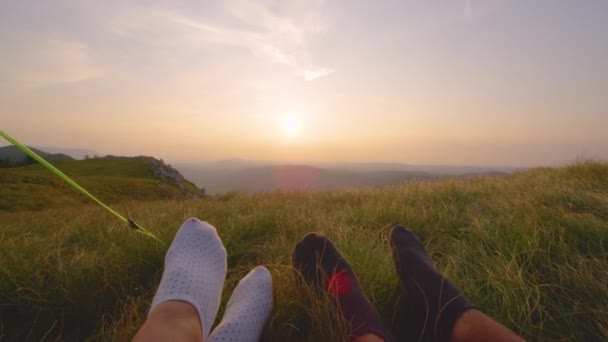 LENS FLARE: Turistas ativos caminhando nos Alpes assistindo ao pôr-do-sol dourado . — Vídeo de Stock