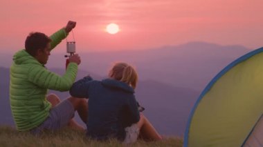 Ağır çekim: Adam Alpler 'de kamp yaparken fener yakmaya çalışıyor..