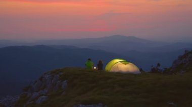 Slow Motion: Dağlarda romantik bir randevu sırasında aktif erkek ve kız arkadaş sohbeti.