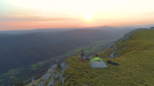 DRONE : Jeune homme et femme sportifs debout embrassé et regarder le coucher de soleil doré . — Video