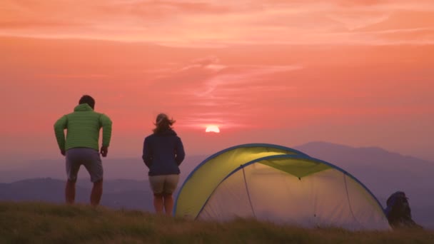 Αργή κίνηση: Νέοι backpackers άλμα στον αέρα και να ξεπεράσει τα χέρια τους. — Αρχείο Βίντεο