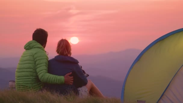 LOW MOTION: Campers e seu cão desfrutando de uma noite relaxante nas montanhas . — Vídeo de Stock