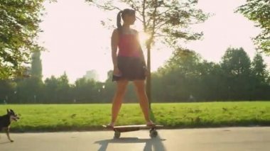 Slow Motion: Senior minyatür pinscher e-longboard ile sahibinin peşinden koşuyor