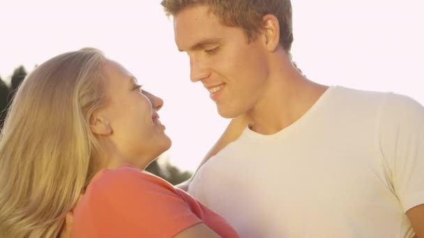 ZON FLARE: zorgeloze pasgetrouwden genieten van een date en zoenen in de zonovergoten natuur. — Stockvideo