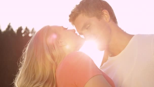 Linsenschlag: Glücklicher Mann und Frau küssen sich an einem Sommertag auf die Stirn. — Stockvideo