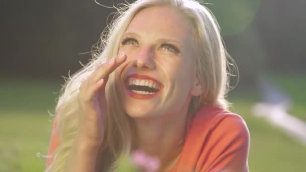 Ritratto: Ragazza spensierata con labbra rosse sorride mentre si gode una divertente giornata estiva . — Video Stock