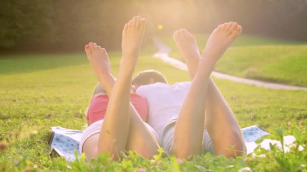 Sluiten omhoog: Gelukkig vrouw en haar vriend genieten van een leuke date op het platteland. — Stockvideo