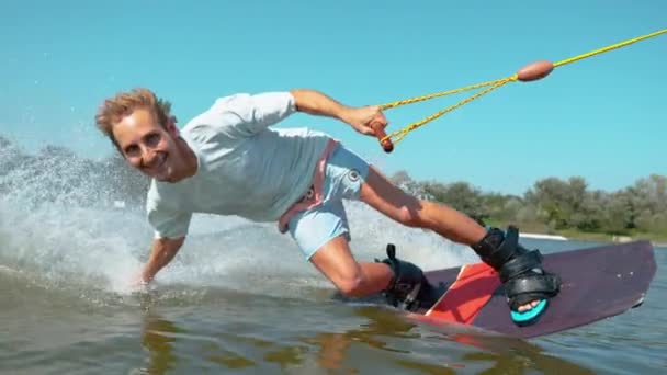 TIME REMAP: Handsome man wakeboarding does a hand drag and splashes water. — Stock Footage TIME REMAP: Handsome man wakeboarding does a hand drag and splashes water. Royalty Free Stock Video