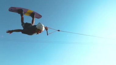 Slow Motion: Heyecanlı aşırı sörfçü güneşli bir günde uyanırken ters takla atıyor.