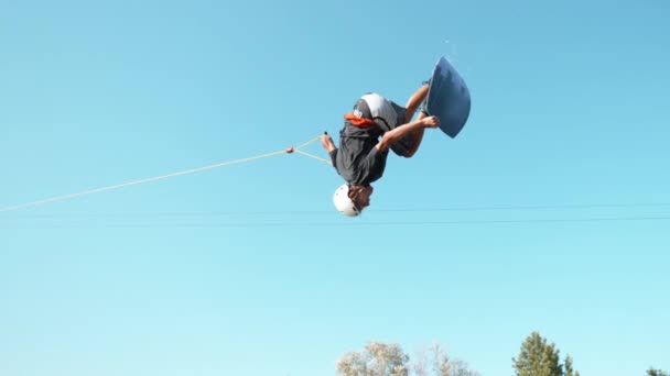 Zeitlupe: Cooler Wakesurfer macht Rückwärtssalto und landet auf dem ruhigen See. — Stockvideo