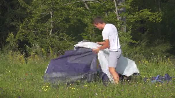 TIMELAPSE: Casal feliz se divertindo preparando sua barraca durante a aventura de acampamento — Vídeo de Stock