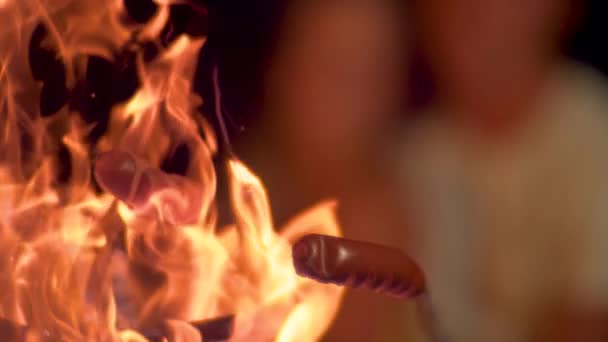 SUPER SLOW MOTION: Unrecognizable campers roasting sausages over a campfire. — Stok video