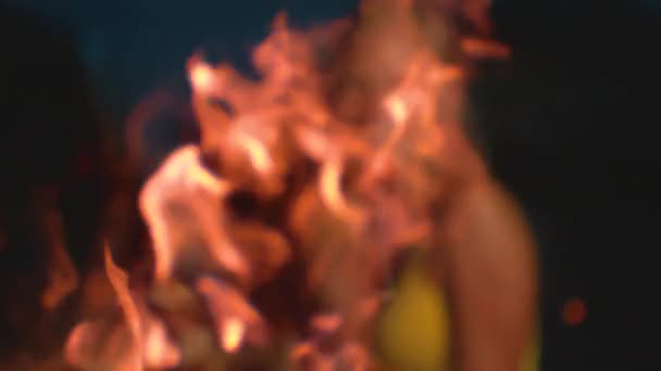 TIME REMAP, CLOSE UP: Smiling Caucasian woman holds a weiner over a campfire. — Stok video