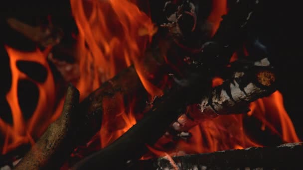 Slow Motion, Macro: Brinnande glöd som ger värme och ljus i beckmörkret. — Stockvideo