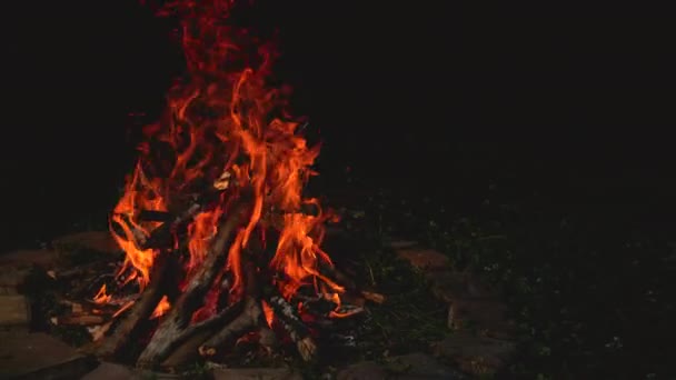 FEU DE CALENDRIER, FERMER : Grand feu de camp brûlant à l'intérieur d'un foyer fermé en brique . — Video