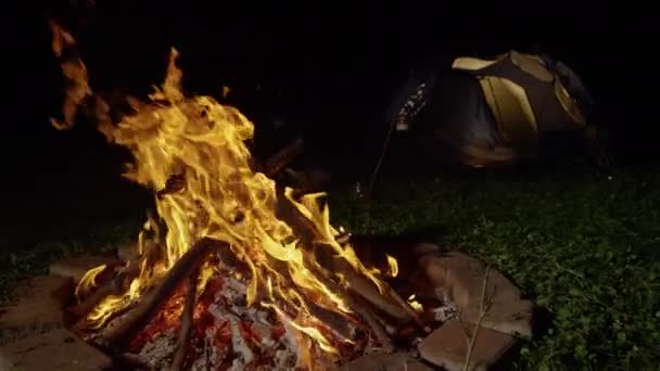 LOW MOTION: Fogueira queima dentro da fogueira e ilumina o parque de campismo . — Vídeo de Stock