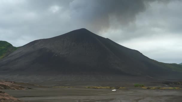 Weißer Geländewagen erkundet das Gelände unter dem aktiven Vulkan in Tanna, Vanuatu. — Stockvideo