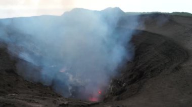 Yasur Dağı patlıyor, duman ve kızgın magma parçaları püskürtüyor..
