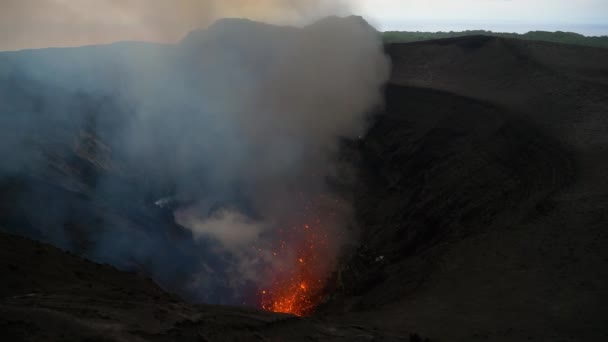 Breathtaking view from above of the roaring depths of an active volcano in Tanna — Stock Video