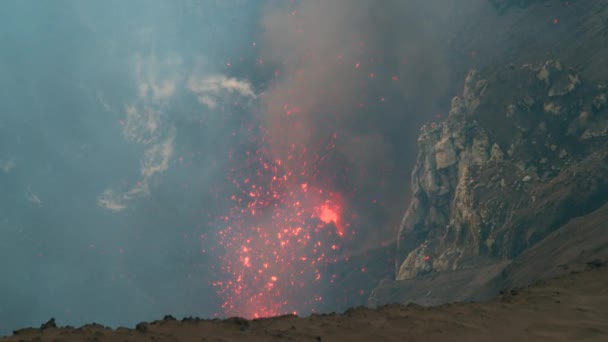 慢动作：明亮的橙色岩浆从活火山喷出. — 图库视频影像