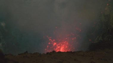 Süper Yavaş Hareket: Sicilya 'da aktif volkan yoğun duman ve sıcak magma yayıyor.