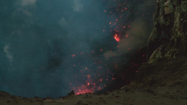 FECHAR-SE: Erupção vulcânica perigosa vomitando lava das profundezas de uma cratera. — Vídeo de Stock