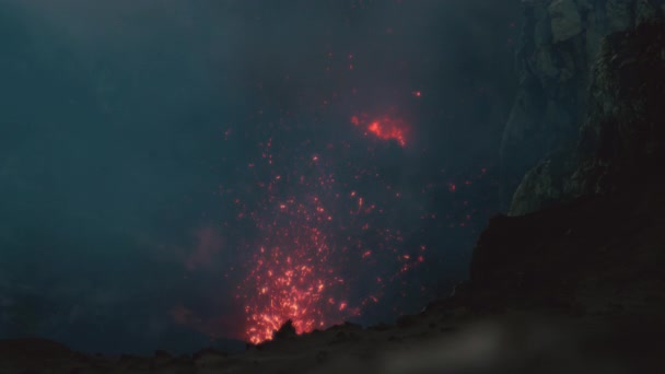 Närbild: Cinematic skott av bitar av smält magma flyger i luften ur en krater — Stockvideo