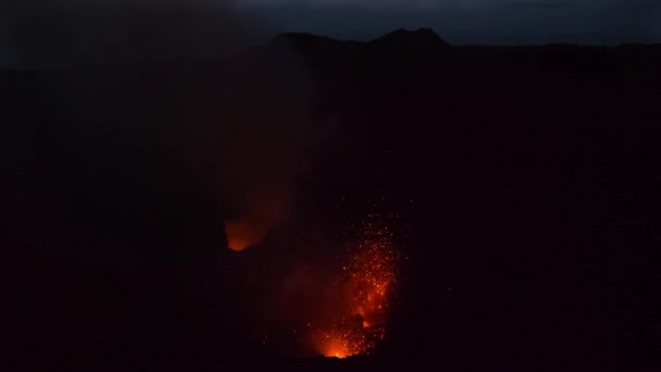 活発な火山の底から溶けた溶岩が激しく爆発する. — ストック動画