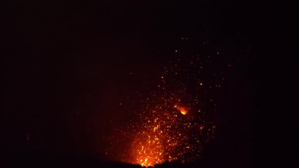 CLOSE UP: Lava exploding from the depths of Mount Yasur lighting up the crater. — Stock Video