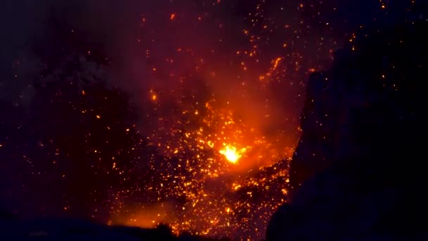 Nahaufnahme: Glühend heißes Magma platzt aus dem Vulkankrater in Vanuatu. — Stockvideo