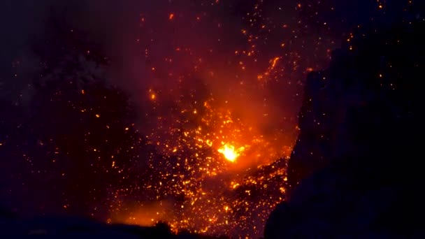 CLOSE UP: Glowing hot magma bursting out of the volcanic crater in Vanuatu. — Stock Video