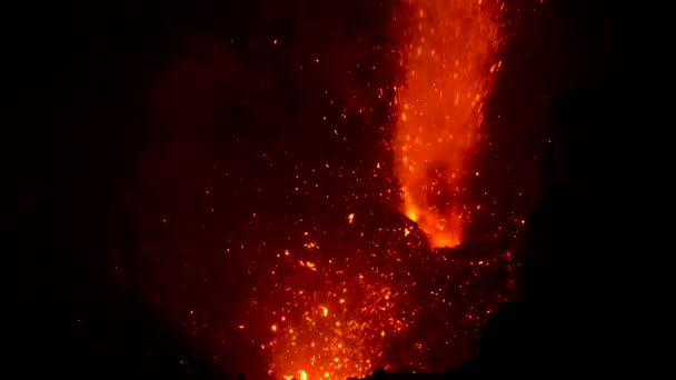 閉じる:活発なクレーターから明るいオレンジ色の溶岩と荒れ狂う炎が噴出します. — ストック動画