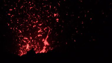 Slow Motion, Close Up: Eski aktif volkanik dağ geceleri şiddetle püskürüyor.