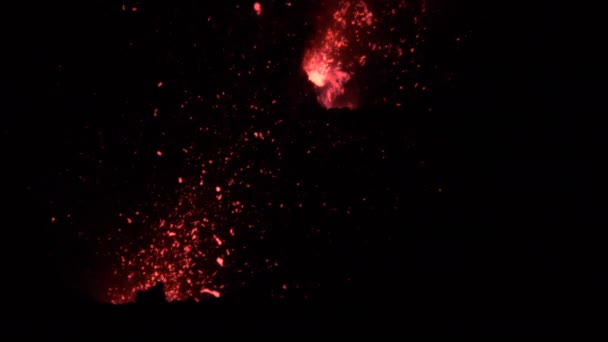 가까이 서 보면 활화산에서 분출하는, 녹아내린 밝은 붉은 마그마 조각들. — 비디오