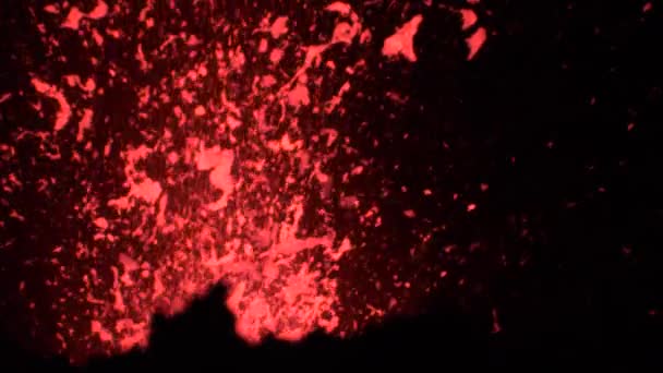 Super pomalý pohyb: Detailní záběr intenzivní sopečné erupce Mount Yasur. — Stock video