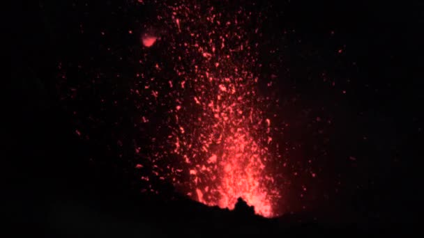 NLOSE UP Mount Yasur barst heftig uit en schiet heet magma uit zijn diepten — Stockvideo