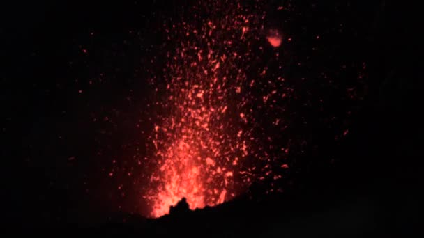 スローモーション:熱いマグマを噴き出す危険な塊が火山から飛んでくる. — ストック動画