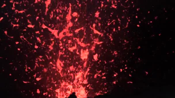 Yakın çekim: Patlama sırasında aktif volkanik krater parlak lav parçaları yayıyor. — Stok video