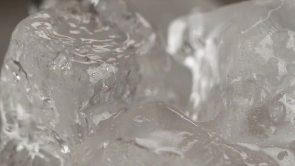 SLOW MOTION, MACRO: Colpo dettagliato di acqua fredda versato sopra i cubetti di ghiaccio . — Video Stock