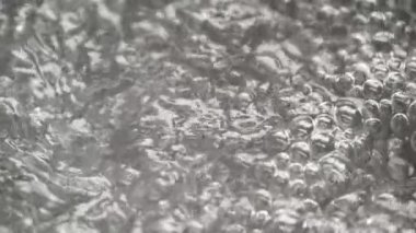 Slow Motion, Macro: Alev alev yanan bir ocağın içinde şeffaf sıvı fokurduyor.