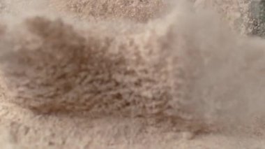 Slow Motion: Ahşap merdane mutfak masasındaki un yığınına düşer.