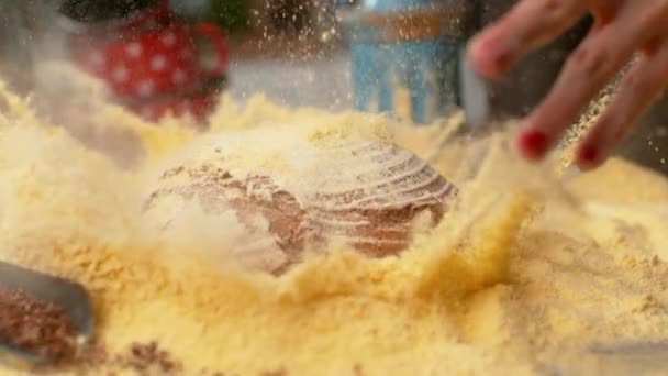 FECHAR-SE: Mulher irreconhecível deixa cair um pão em uma pilha de farinha de milho . — Vídeo de Stock