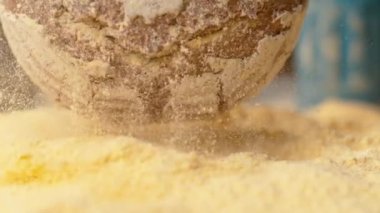 Macro, Dof: Rustik yuvarlak ekmek bir yığın kaba mısır una düşer.