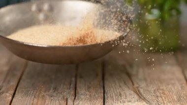 Slow Motion, Macro: Bir yığın bayat ekmek kırıntısı metal bir tavada kızartılıyor.