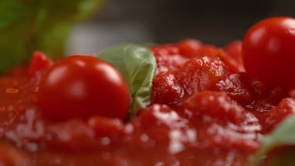 MOCIÓN LENTA, MACRO: Los tomates pequeños caen en la salsa de tomate vegetariano fresco . — Vídeos de Stock